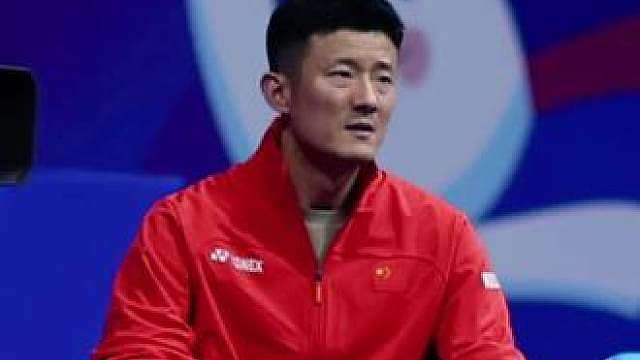 家人们，谌龙哥最近太难了！“生无可恋”的表情包直接火出圈，新官上任就遭“下马威”，看着真让人心疼！
2026中国羽毛球大师赛首轮，国羽男单连折两员大将！国羽一哥石宇奇、二哥李诗沣纷纷以0-2惨遭一轮游。镜头切到教练席，新官上任的龙哥满脸写着“生无可恋”，那表情，简直恨不得自己冲上去替他们打！
想当年，龙哥在赛场上是密不透风的“移动长城”，如今刚接下男单现场指导，就迎面撞上这“烫手山芋”。但别忘了，