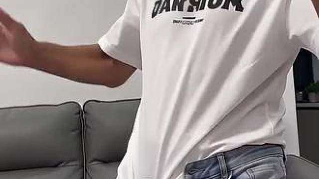 这画面也太有爱了吧！狗狗把主人的裤子当成了“专属玩具”，咬得那叫一个专注，主人的表情仿佛在说：“你赢了！”家有萌宠的快乐，就是这么简单又治愈。谁家的毛孩子也喜欢“拆家”呢？快来分享你们的搞笑瞬间吧！