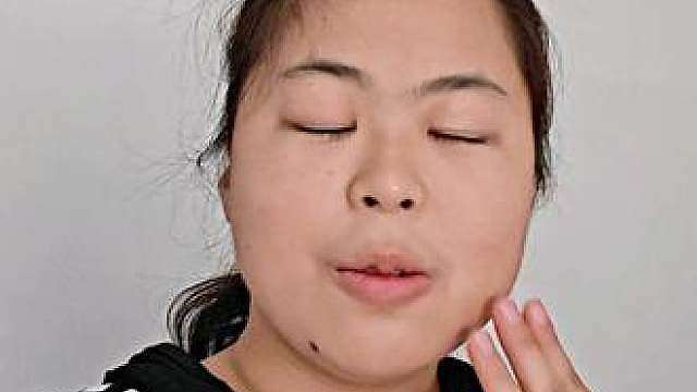 学盲文很难学以致用更难。 世界上最尴尬的事，就是在你专心致志的琢磨这个盲文是什么意思？后面有个好心人说你不知道我帮你按吧！
