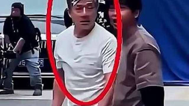 一代功夫巨星终究老了，曾经跳遍高楼的功夫传奇，成龙如今走路都需要搀扶！！网友画面让人不禁感叹岁月不饶人啊！！！