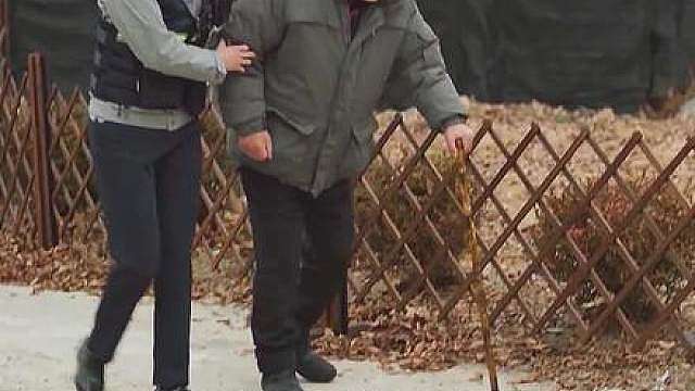 老人在自家地里种钱，结果挖出了100亿