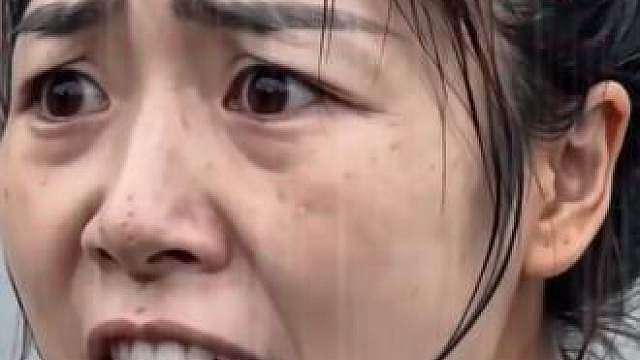 下雨天追三轮车，直接摔进泥坑
