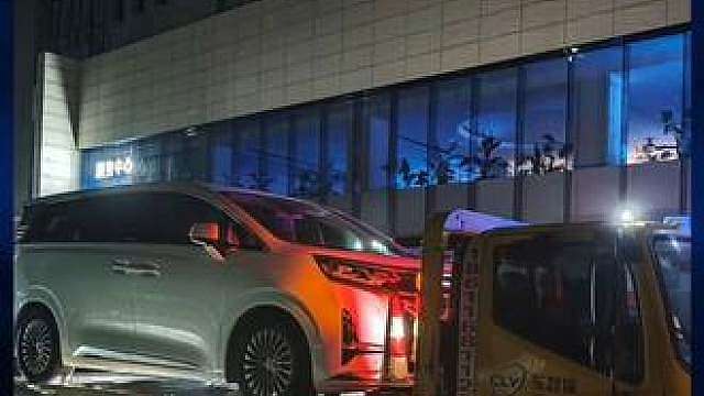 40厘米撬棒扎进腾势D9底盘，刀片电池结构再立功