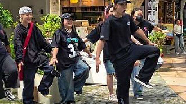 杭州鼓楼偶遇罗志祥拍摄极限挑战视频，梦回2015！
十一年了，时至今日，极限挑战的含金量还在上升