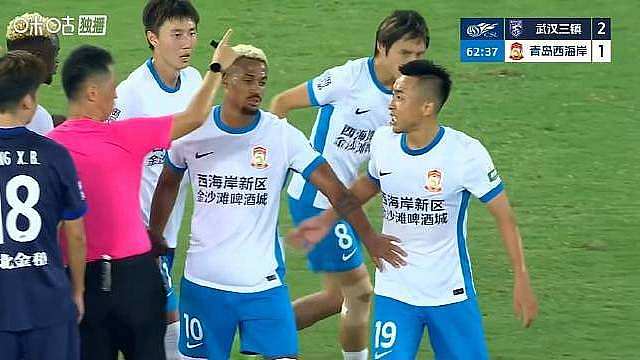 董宇5分钟内连吃两黄，被红牌罚下，本人情绪很激动。

西海岸落后且少打一人，这场比较困难。 ​​​