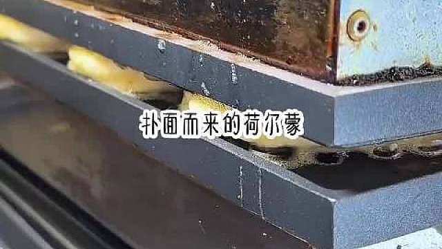 一向斯文禁欲的老公刚洗完澡，只围着一条浴巾就出来了，八块腹肌人鱼线太惹眼！他还故意作势要解开浴巾，这