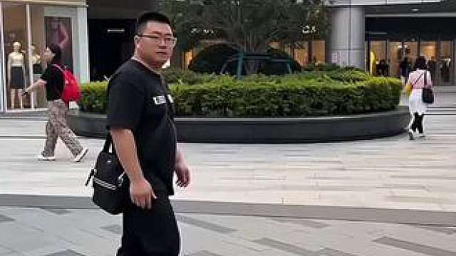 街头卖艺的狗子不得了