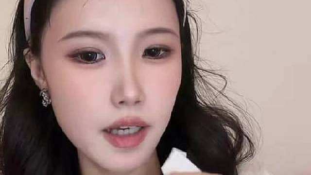 童锦程孩子妈直播期间，直播间传来孩子大哭的声音。她当下正在直播走不开，便叫妈妈前去把孩子抱起来，还向