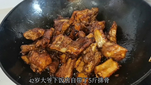 72岁大爷自带食材加工，老板直接收28元加工费，大爷不乐意！
