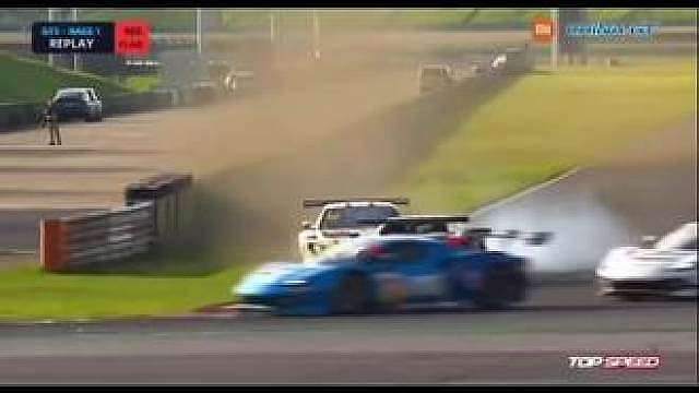 上赛GT3事故：一场值得深思的赛车安全事件 谁也没想到，一场GT赛事，看见人性的光辉。赛车撞成火海，不是赛道救援第一时间冲上去，而是对手车手Loek Hartog冒着生命危险，把事故车手Ollie Millroy从燃烧的车里面拉出来。
本该托底生命安全的赛事救援，却出现巨大疏漏。
车队发声：险些失去一位优秀车手。
赛车竞技，速度值得狂热，但生命永远高于比赛。
致敬挺身而出的英雄车手，也祝愿Olli