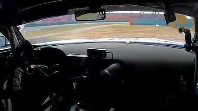 王一博GT3第2回合正赛被116号撞车 在今日9月6号下午2点的China GT上海站比赛中，王一博驾驶85号赛车被116号赛车从内侧撞击侧门，导致赛车严重受损遗憾退赛，所幸王一博本人安全。 
一、事故简况与原因判定
发生时间及位置：事故发生于比赛末段的11号弯，当时王一博正驾驶第一棒，即将完成自己的赛程。 
直接原因：116号赛车在入弯时，在未满足并排超车条件的情况下，强行从内线插入，直接撞向8