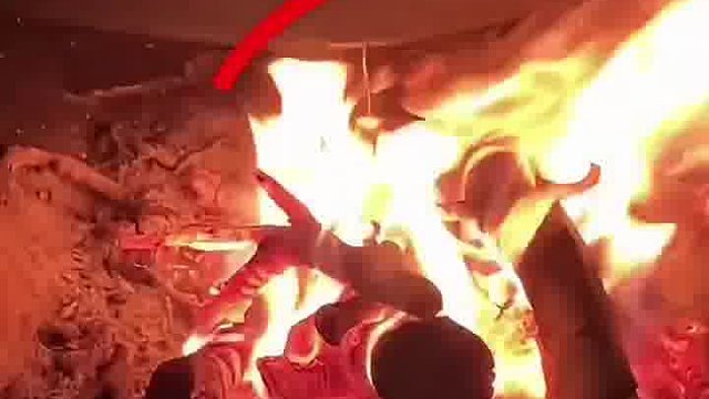 第一次去相亲对象家，他做饭，我本想表现的勤快点就去帮忙加柴火，这下尴尬了，要不要跟他说呀