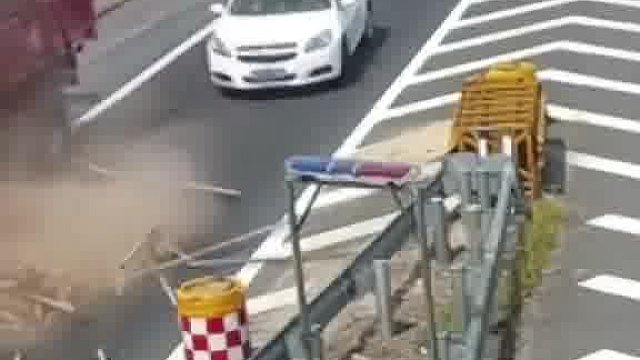 小轿车高速上突然停车，后方大车跟车过近造成事故，交警：不扣分罚200元