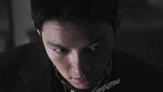 来，体会一下，这眼睛后面好像还有一双眼睛的压迫感