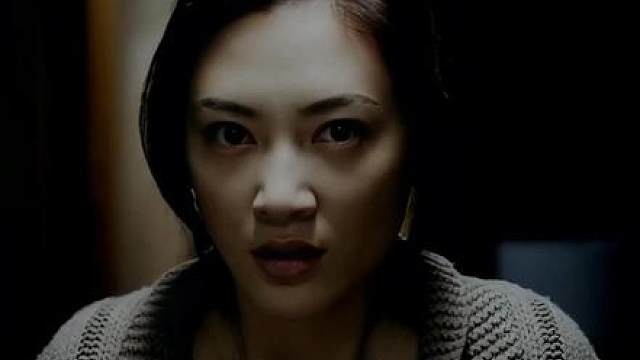 《她在黑夜的楼道捉鬼》