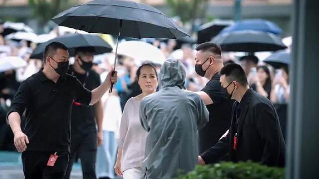 撑伞名场面
