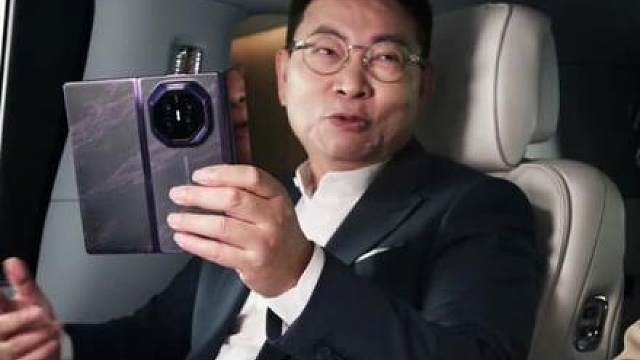 华为Mate XT2 三折叠要这样折叠了？！ 余承东展示了华为Mate XT 2非凡大师真机，放弃了此前Mate XT、Mate XTs使用的「Z 字型」折叠方式，转而采用两侧向内收拢的「U 字型」或者说「G 型」结构。大家喜欢Mate XTs上的「Z字型」折叠，还是Mate XT2的「U字型」折叠呢？