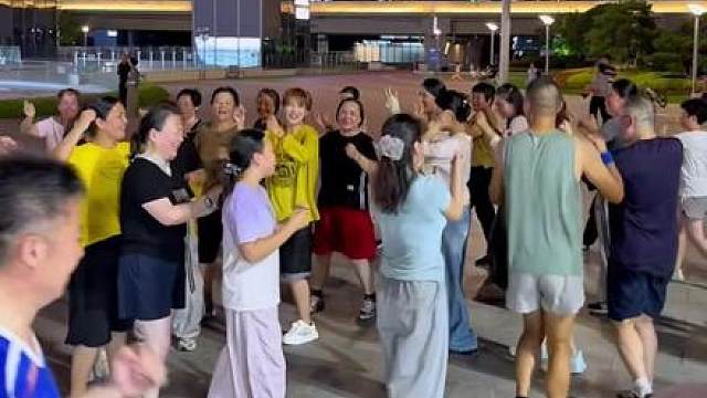 时隔许久，阿焦老师再度演绎目瑙纵歌这支广场舞。目瑙纵歌是景颇族极具代表性的传统歌舞，承载着民族的历史与美好祈愿。乐曲一响，浓浓的民族风情扑面而来，舞步铿锵豪迈，抬手踏步之间复刻着传统舞蹈的气韵。动作舒展整齐，节奏热烈明快，每一个姿态都饱含质朴热烈的生命力，仿佛置身盛大的目瑙盛会。欢快昂扬的韵律极具感染力，既能感受少数民族文化独有的魅力，看着也让人身心舒展。