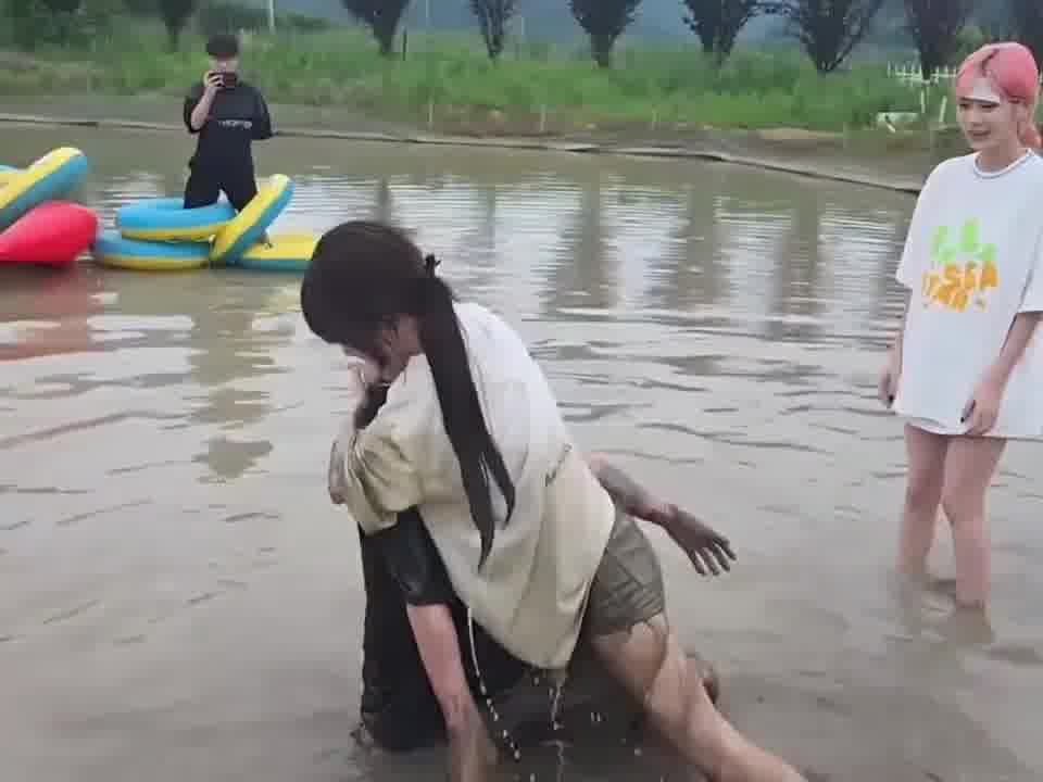 一直护着你不让你头淹进水里，你可倒好，这样玩  -