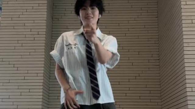 原编舞师来报道一起来建设这个黄朔进行曲