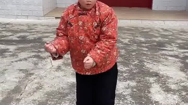 爱跳舞的小姑娘又来了  -