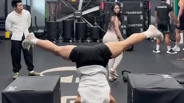 白衣大哥正眼瞧过你一眼没有？  -