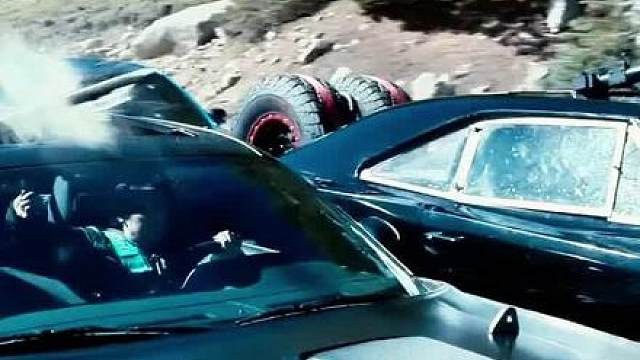 运输机万米高空投汽车，大巴车侧翻坠崖，被困人惊险生还