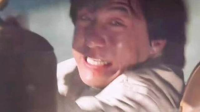 小轿车突遭巨型渣土车碾压，生死瞬间困在里面男子惊险逃出车厢