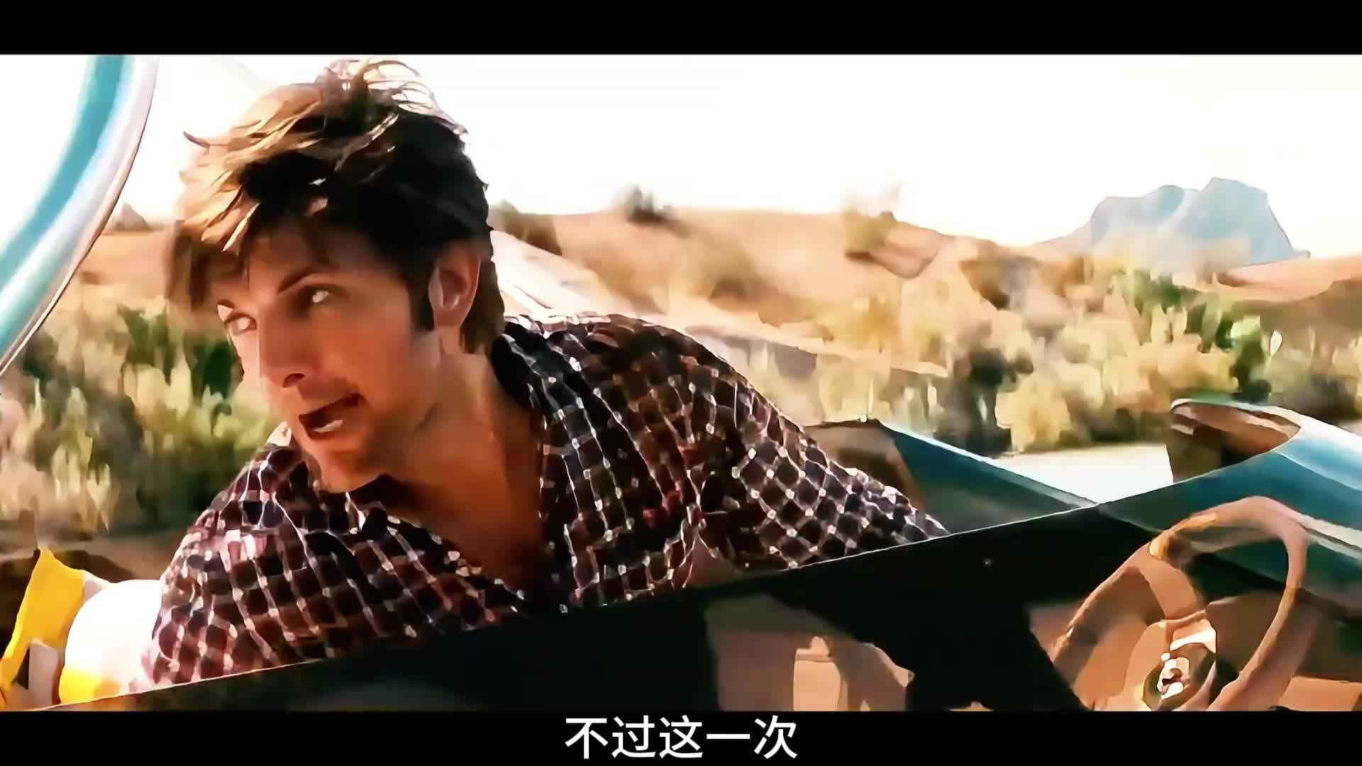 趴在绳子上的女子突然遭到食人鱼袭击