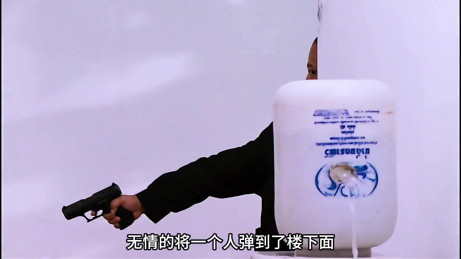 大妈使出一指弹，无情地将男子弹到了楼下面，爆笑电影曼谷保镖