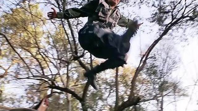男子从美女身上踩过去突然掉进大坑里，骑车追击又被射一身白水泥