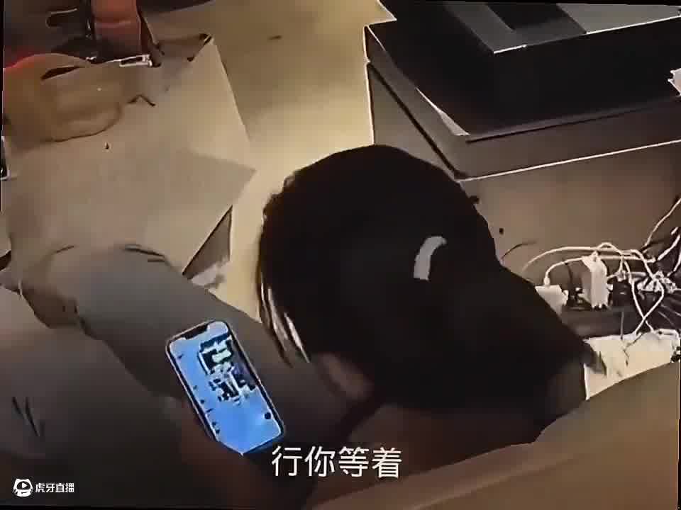 这娘们不像好人啊？