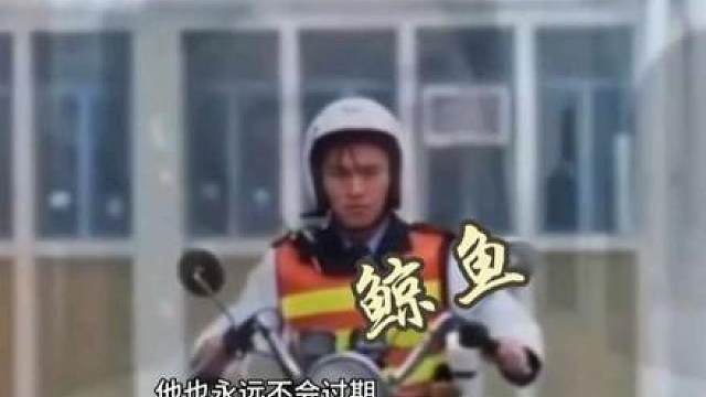 孤身赶路的星爷，岁月易老经典永存 花无重开日，人无再少年。独自出行身边没有助理，被记者蜂拥围堵，低调的星爷无奈拨开镜头匆匆离场。纵使年华老去，他塑造的无数经典，永远留在观众心中。
