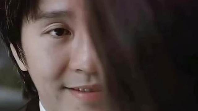 短暂的对视，藏着没说出口的喜欢。