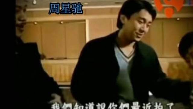 以前的记者吃的可太好了 有没有发现以前采访周星驰的记者都是近身采访，距离很近，还很亲密！好甜那