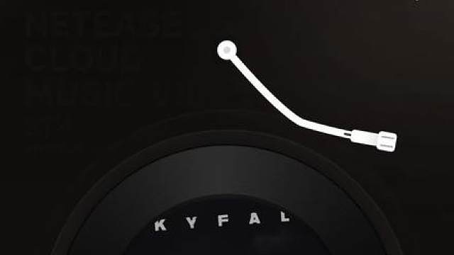 窗畔黑云翻涌，静默藏起无数深夜的对峙。但《SKYFALL》的旋律响起，就是循着内心方向前行的开始。