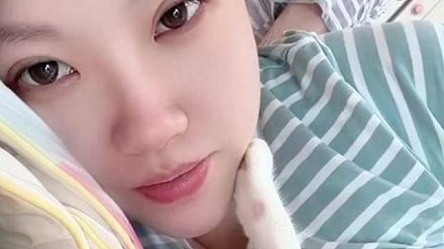 馅饼亲兄妹终于现身！ 馅饼下落不明的兄弟姐妹们，终于出现了，它们竟然就在地库门口，还挺胖的，我说地库粮怎么吃那么快，难道是它们吃的？你们看之前我录的刚出生那个视频，我很确定就是它们，花色年龄大小都一样，有一只黄色的被捡走了，剩下的这两只就是了！能看到它们还活着，已经很欣慰了！馅饼啊你是有多幸运，如果不是那天半夜从管子上掉下来被我捡回家，你也是它们流浪的一员了！不过庆幸的是它们已经和馅饼一样大了，它