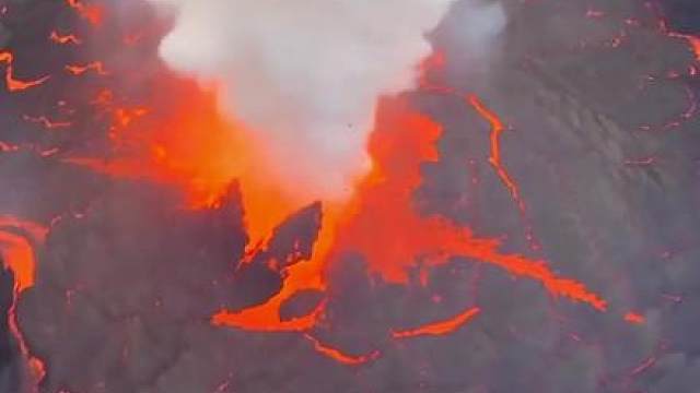 往火山岩扔冰块会发生什么…
