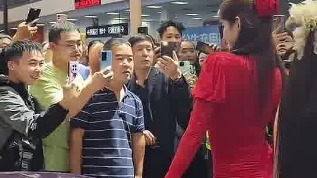 昆山车站惊现条纹哥