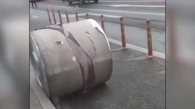 钢卷从货车上滚下马路