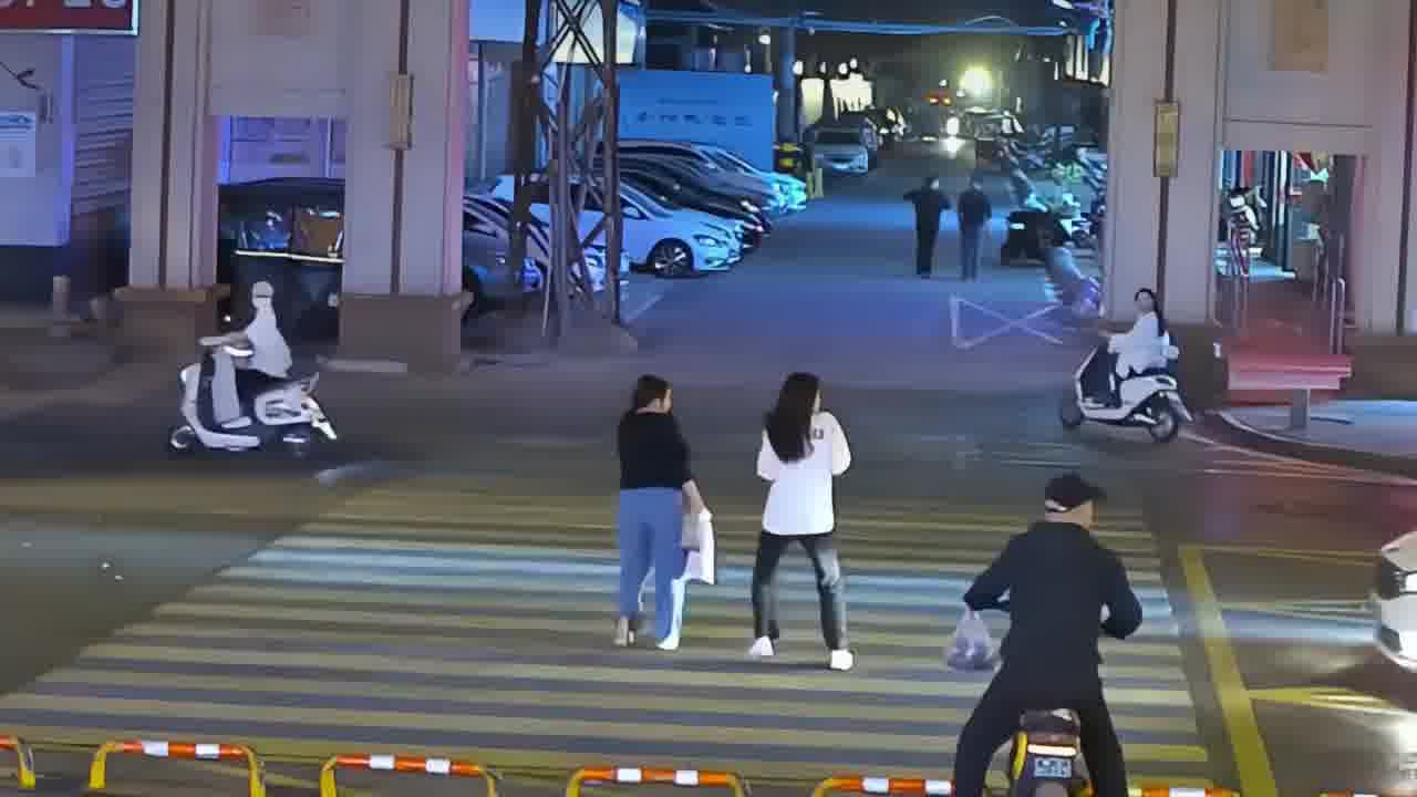 两个女子斑马线上过马路，白车停下礼让被后车无证司机追尾。