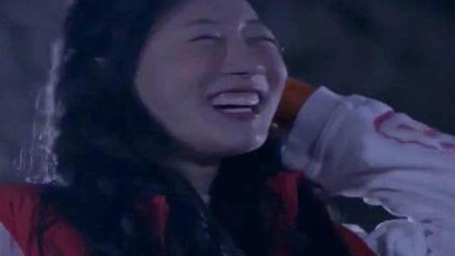 女孩半夜一个人在山上露营，没想到遇到这种事