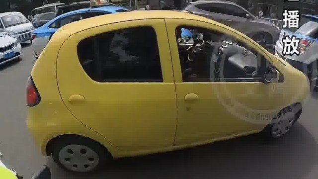 图自己一时便利，欲强行加塞已排队车辆，同时还阻塞正常行驶车辆。下一秒…#政媒原创作者联盟 #文明守法