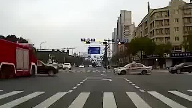 女司机拒不避让消防车，多次鸣笛无果造成连环撞，“我以为来得及冲过去”