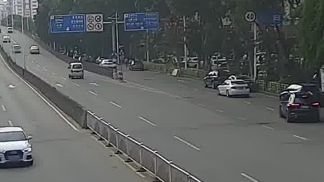 摩托车超速狂飙失控，径直撞上隔离护栏 _