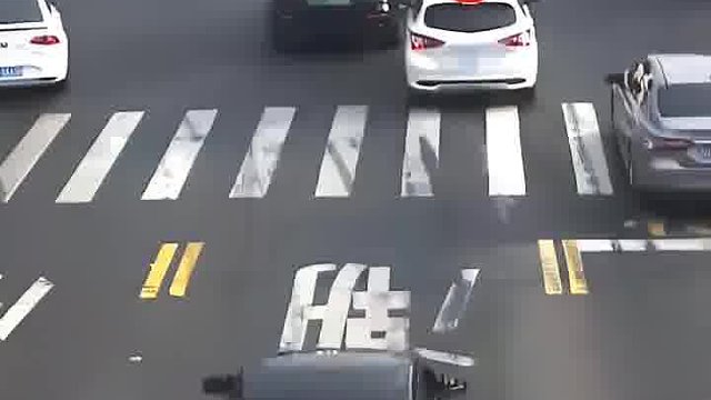 男子驾驶车辆加塞不成，气不过竟一路别车。网友：心眼太小了