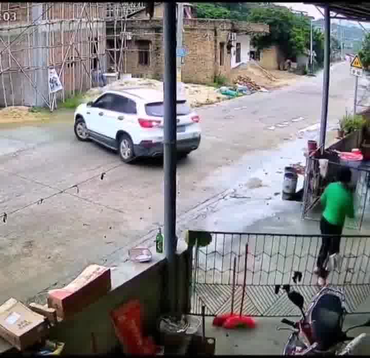 道路千万条安全第一条，安全意识要加强