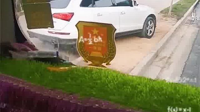 高速道路一个占用应急车道，一个在高速上活动