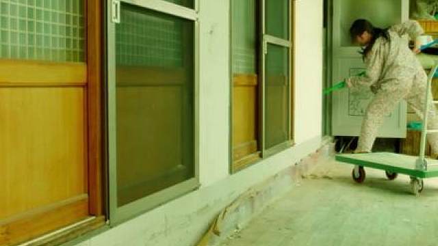 《爱你的第三种方式‎》︱第1集︱明知弟弟早已沦为没有神智的丧 尸，她却甘愿为他双手沾满血腥。以爱为名的守护，她不惜将所有靠近的人都变成口中的猎物