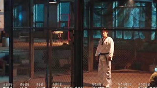 《金特务：本色回归‎》︱第17集︱一场精心布局的酒店潜入救人 行动彻底失控，金科长断讯无援困死狭窄走廊，朱会长烧绳脱困后绑走孩童直击众人软肋、背后至亲遇险，双重枷锁将全员拖入进退两难的困境。